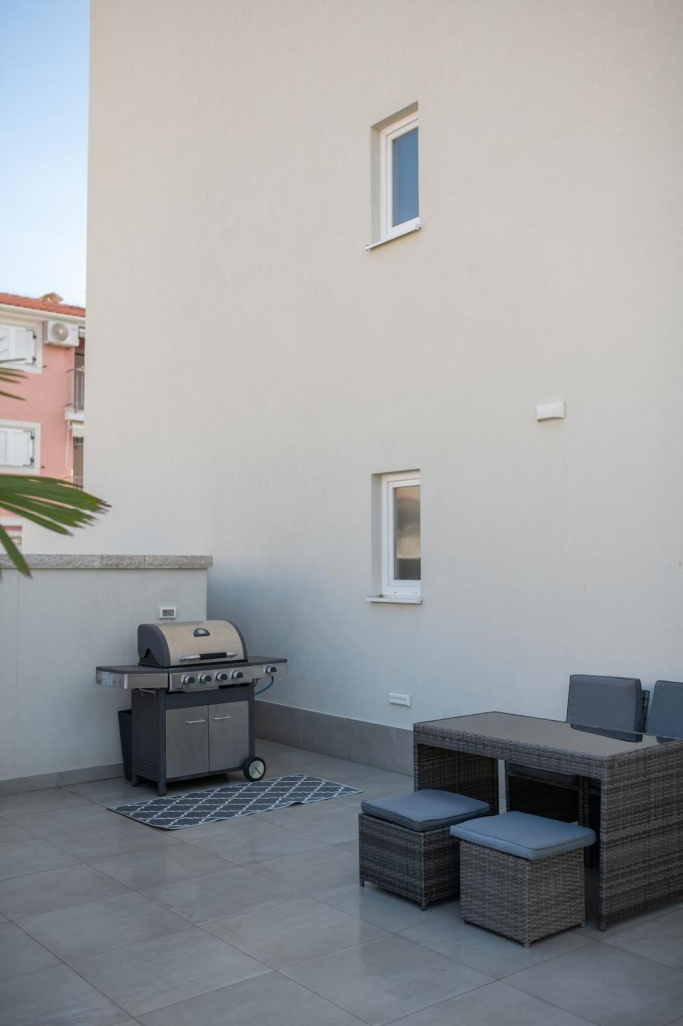 Apartment A&v *